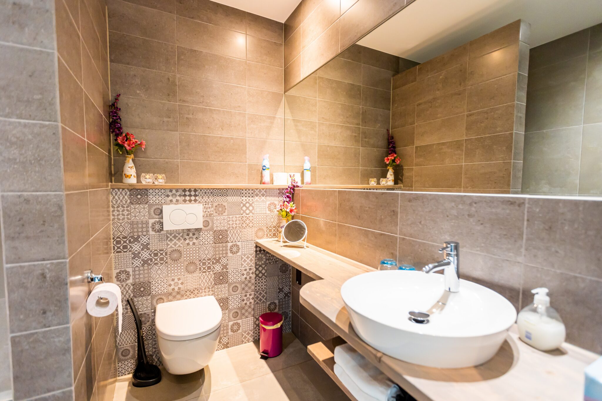 bed-and-breakfast-rosmalen-eigen-badkamer-wastafel-toilet