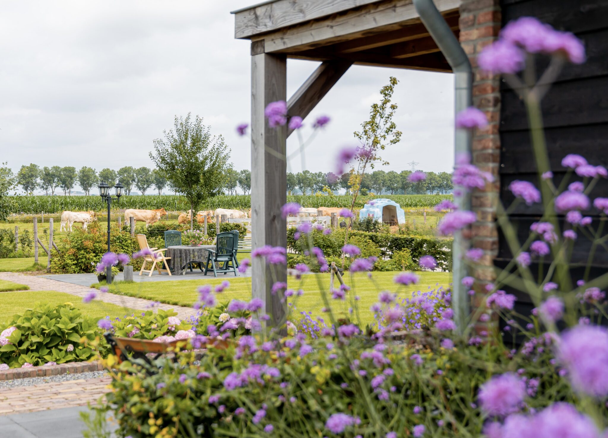 groepsaccommodatie-rosmalen-huren-tuin-buitenruimte-rustige-omgeving
