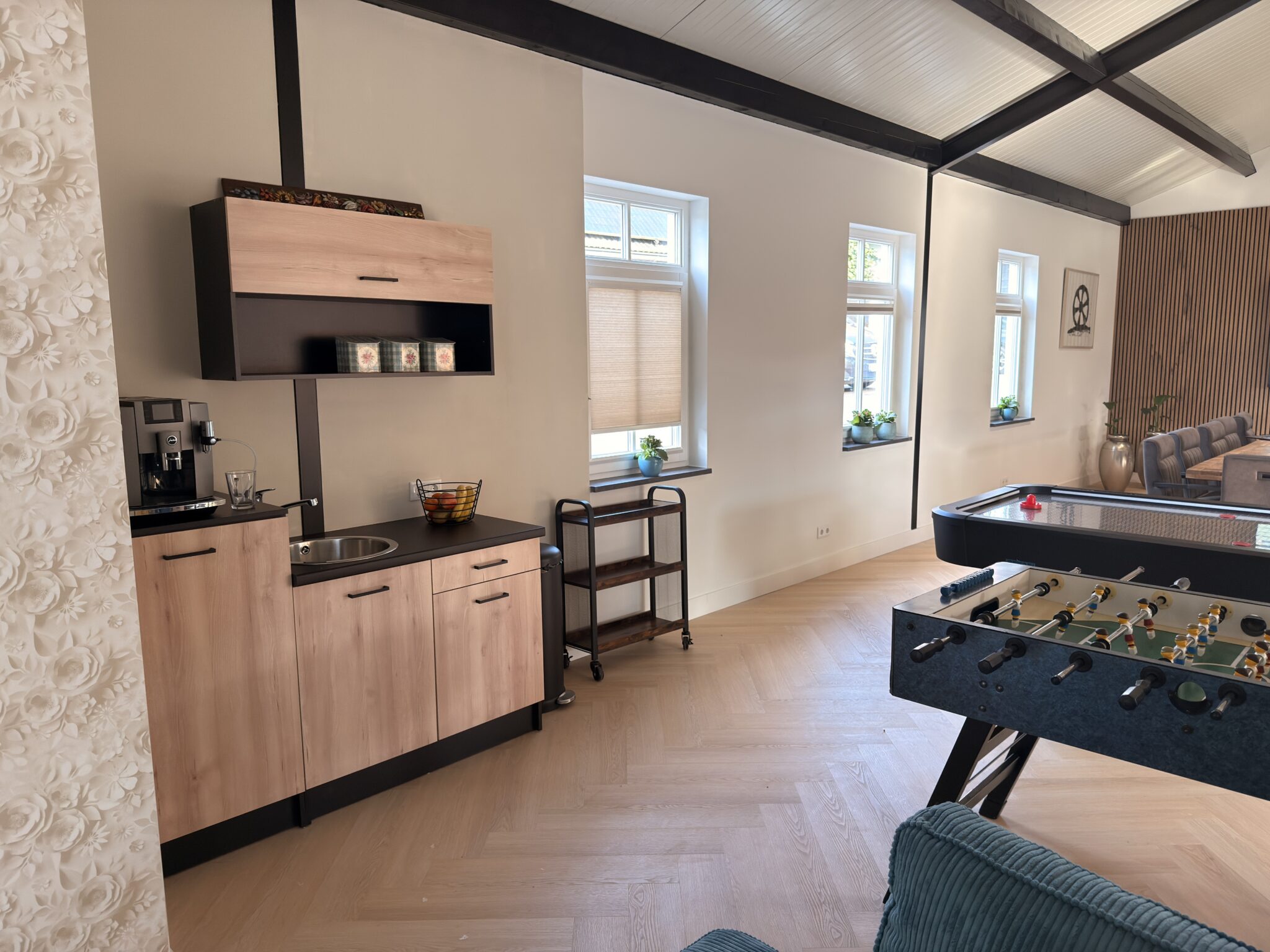 oude-boerderij-vergaderlocatie-loungeruimte-keukenhoek-pantry